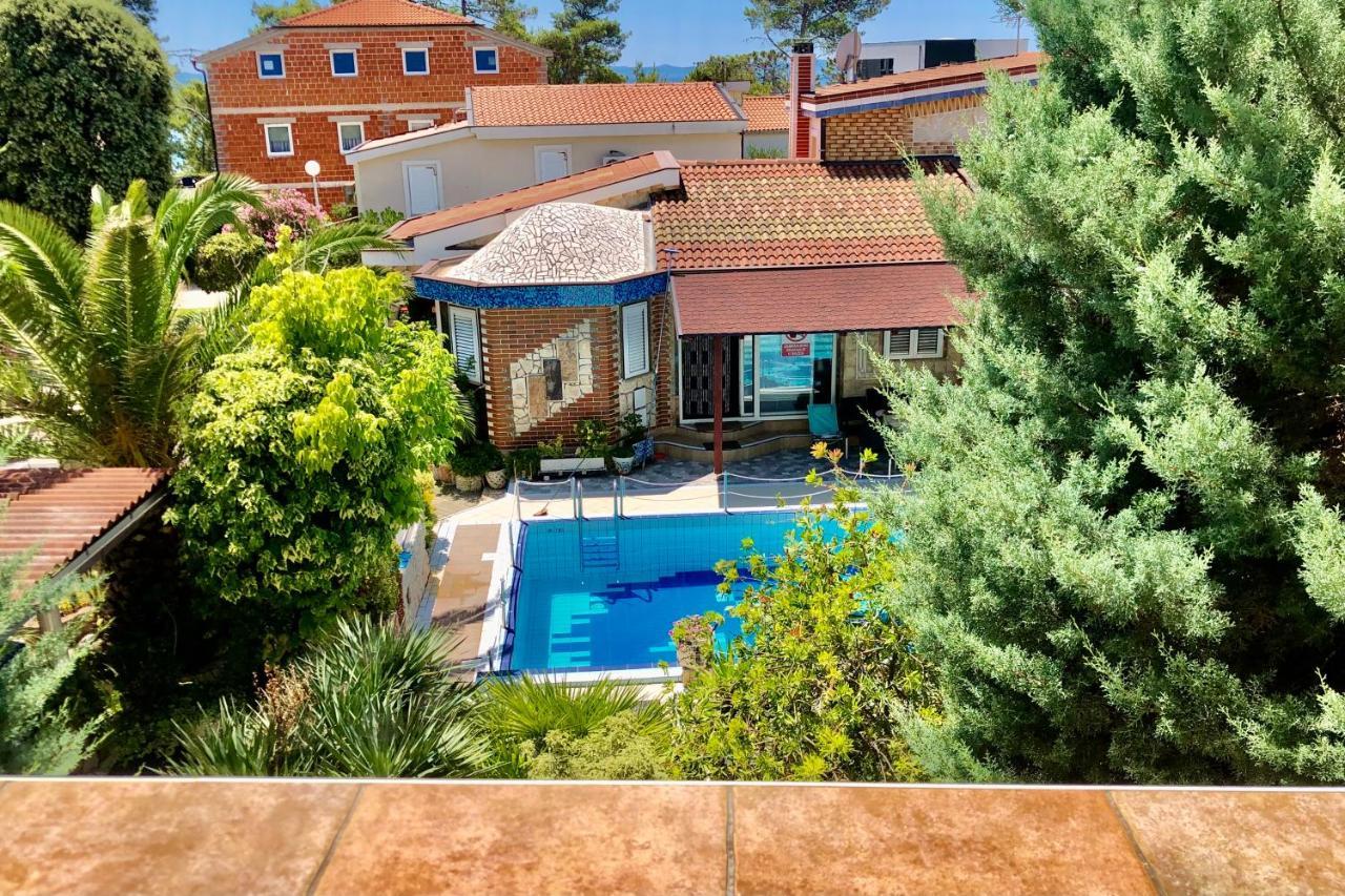 Villa Latina With 6 Apartments And A Shared Pool Vir Dış mekan fotoğraf