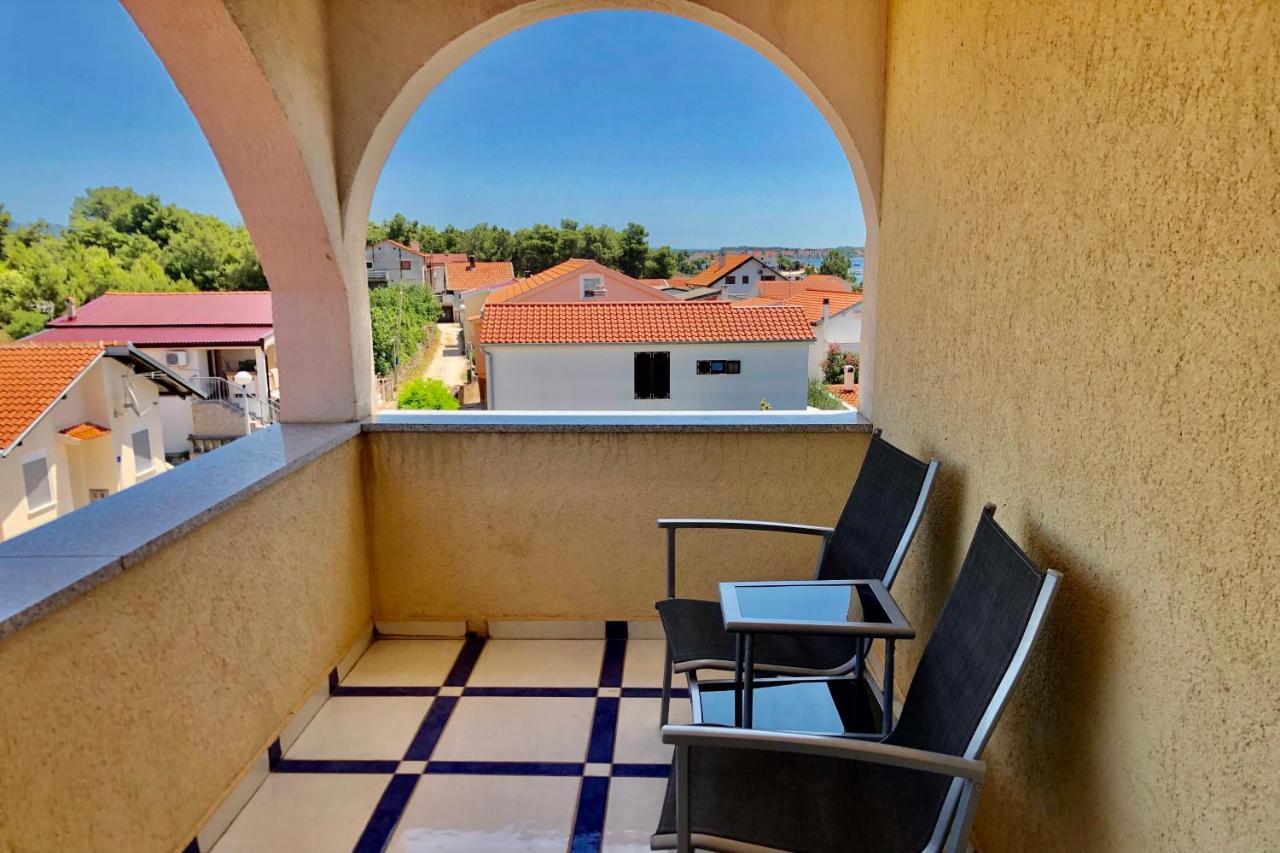Villa Latina With 6 Apartments And A Shared Pool Vir Dış mekan fotoğraf