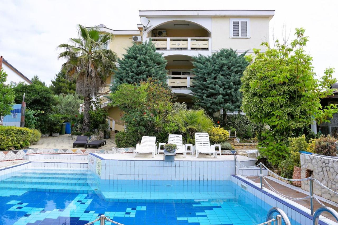 Villa Latina With 6 Apartments And A Shared Pool Vir Dış mekan fotoğraf