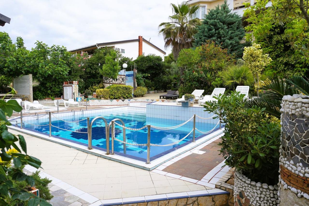 Villa Latina With 6 Apartments And A Shared Pool Vir Dış mekan fotoğraf